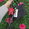 CARTERA CUADRADA STEVE MADDEN NEGRA C/ROMBOS DETALLE OSITO ROJO