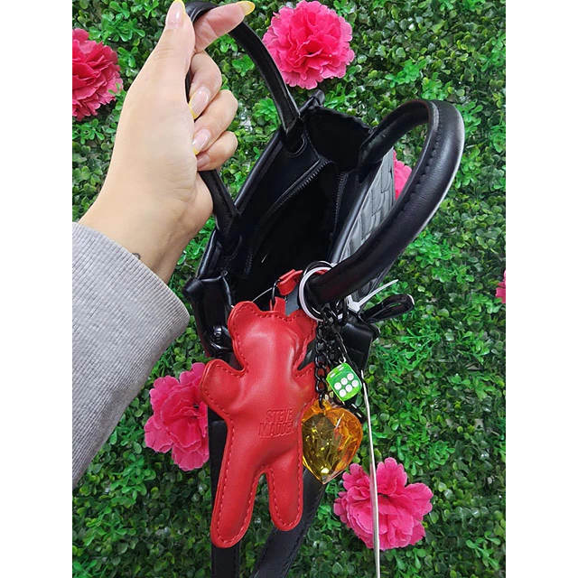 CARTERA CUADRADA STEVE MADDEN NEGRA C/ROMBOS DETALLE OSITO ROJO