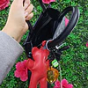 CARTERA CUADRADA STEVE MADDEN NEGRA C/ROMBOS DETALLE OSITO ROJO