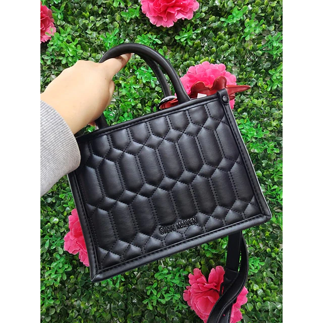 CARTERA CUADRADA STEVE MADDEN NEGRA C/ROMBOS DETALLE OSITO ROJO