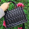CARTERA CUADRADA STEVE MADDEN NEGRA C/ROMBOS DETALLE OSITO ROJO