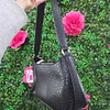 CARTERA DE HOMBRO GUESS NEGRA MONOGRAMA LOGO ARRIBA