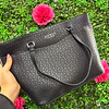 TOTE GUESS NEGRO MONOGRAMO CIERRE COMPLETO