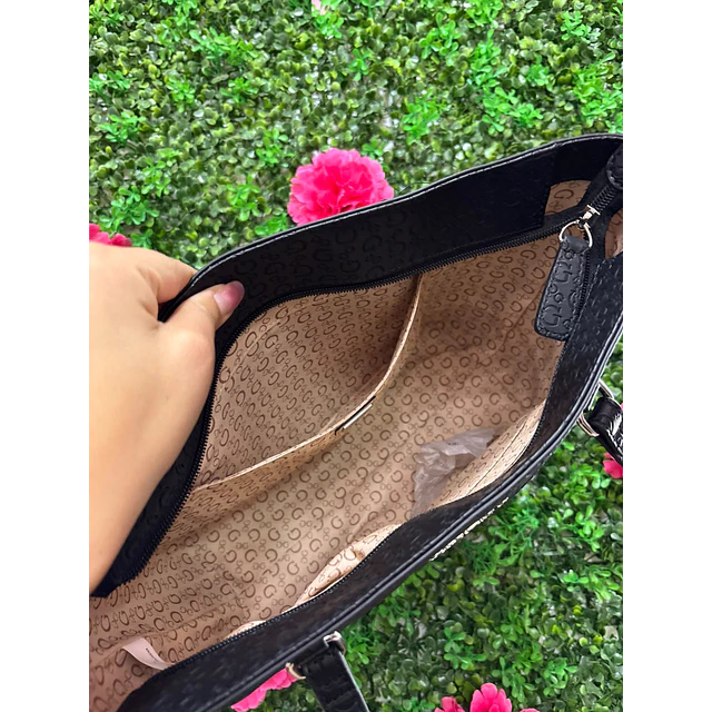 TOTE GUESS NEGRO MONOGRAMO CIERRE COMPLETO