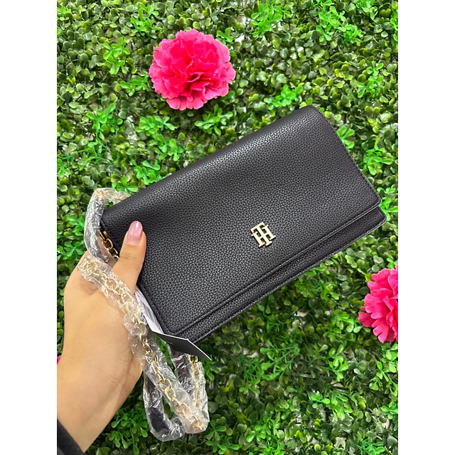 CARTERA TOMMY RECTANGULAR NEGRA STRAP CADENA CON TAPA