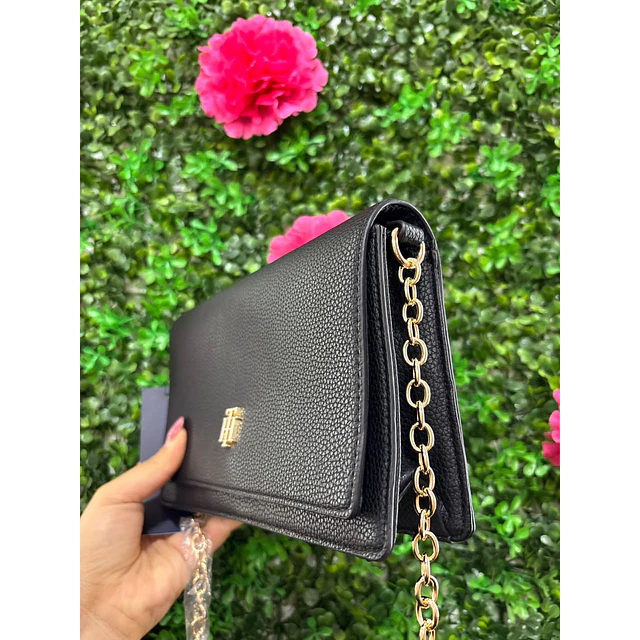 CARTERA TOMMY RECTANGULAR NEGRA STRAP CADENA CON TAPA