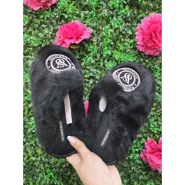 PANTUFLAS VS NEGRAS
