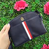 CROSSBODY TOMMY OVALADO AZUL LINEA VERTICAL BLANCA/ROJA