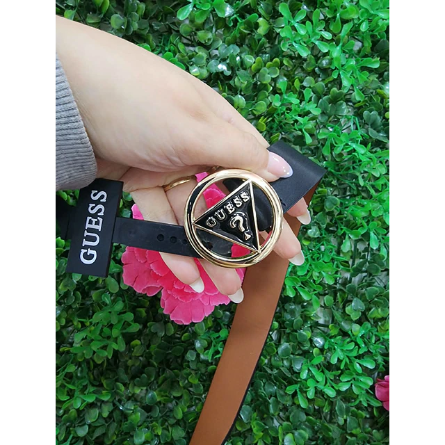 CINTURON GUESS NEGRO CON HEBILLA TRIANGULAR TALLA S