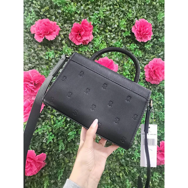 CROSSBODY TOMMY HILFIGER NEGRA CON TAPA LOGOS TH
