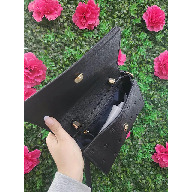 CROSSBODY TOMMY HILFIGER NEGRA CON TAPA LOGOS TH