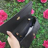 CROSSBODY TOMMY HILFIGER NEGRA CON TAPA LOGOS TH