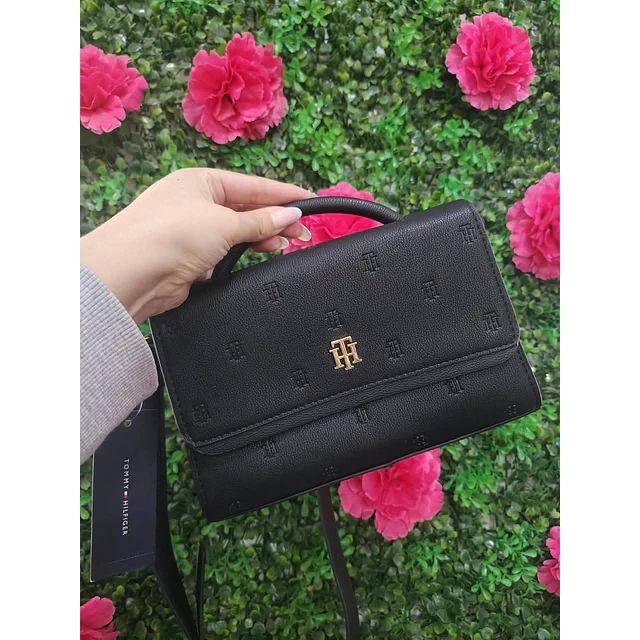 CROSSBODY TOMMY HILFIGER NEGRA CON TAPA LOGOS TH