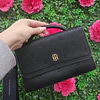CROSSBODY TOMMY HILFIGER NEGRA CON TAPA LOGOS TH