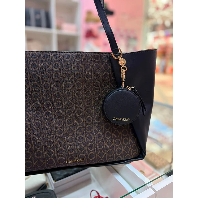 TOTE CK NEGRO AL CENTRO CAFÉ CON LOGOS CK
