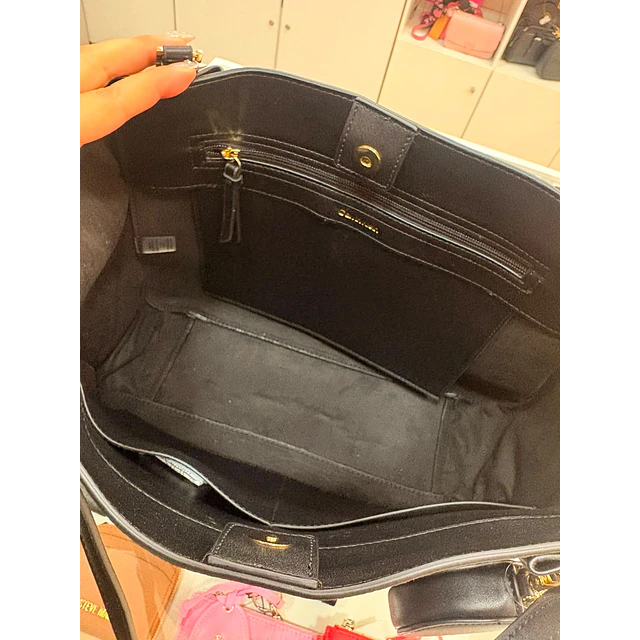 TOTE CK NEGRO AL CENTRO CAFÉ CON LOGOS CK