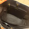 TOTE CK NEGRO AL CENTRO CAFÉ CON LOGOS CK