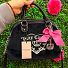 CROSSBODY JUICY NEGRO GAMUZA C/DETALLE LAZO ROSADO