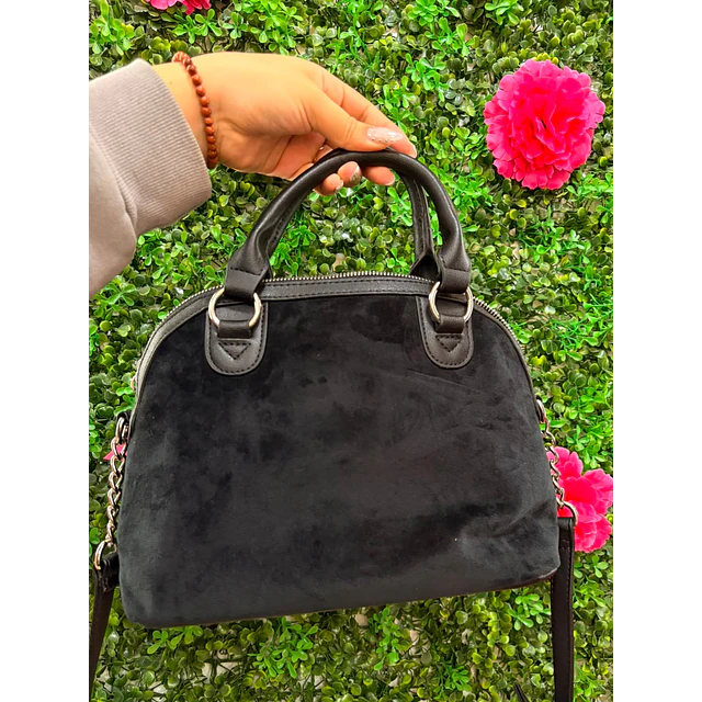 CROSSBODY JUICY NEGRO GAMUZA C/DETALLE LAZO ROSADO