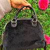 CROSSBODY JUICY NEGRO GAMUZA C/DETALLE LAZO ROSADO