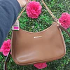 CROSSBODY MK CAFÉ LISO FORMA LUNA