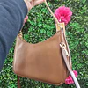 CROSSBODY MK CAFÉ LISO FORMA LUNA