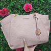 TOTE MK ROSADO MONOGRAMO FORMA DE BESO
