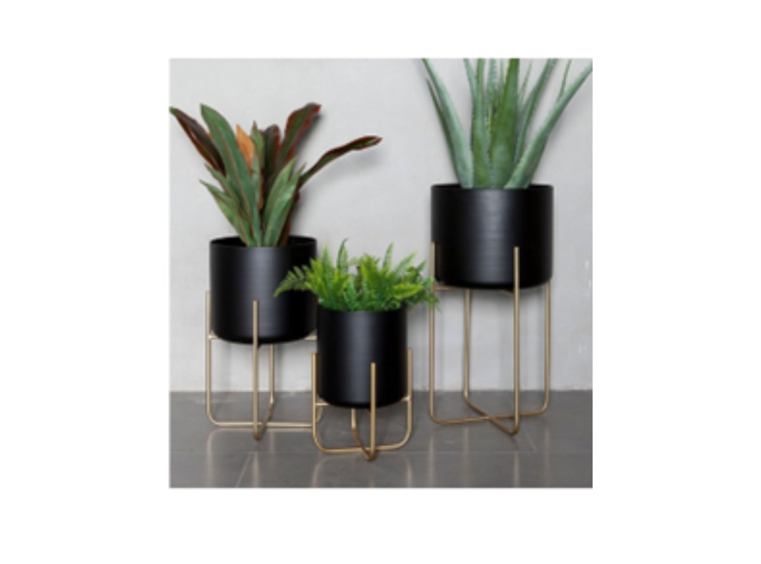 Macetero triple pedestal dorado con maceta negra
