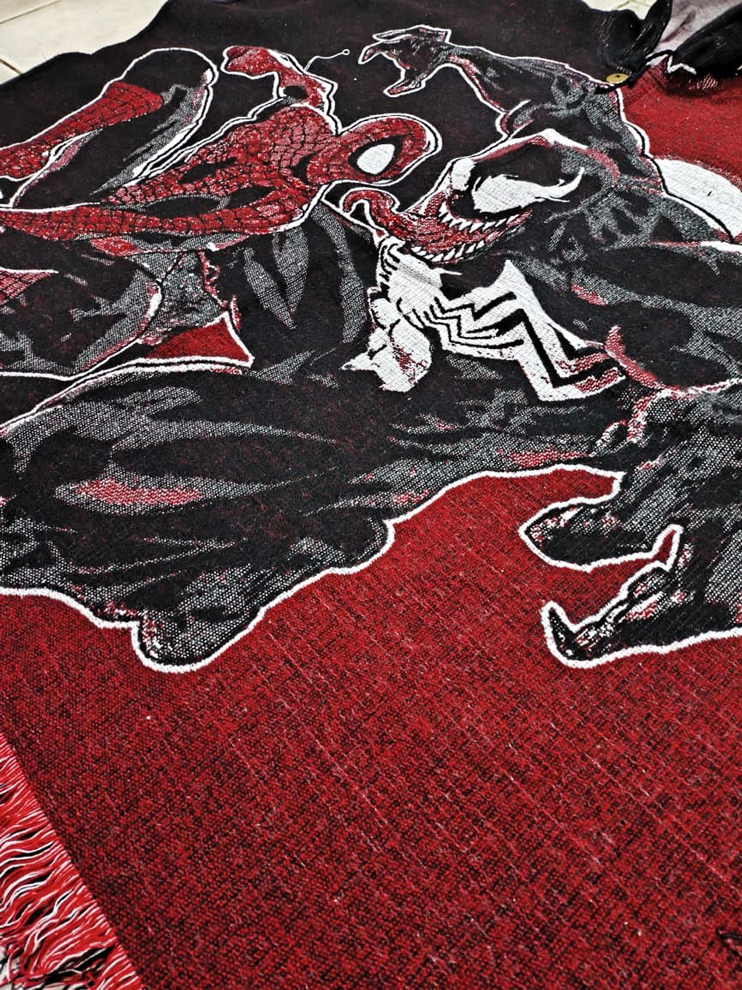 Poncho Spiderman vs Venom 4