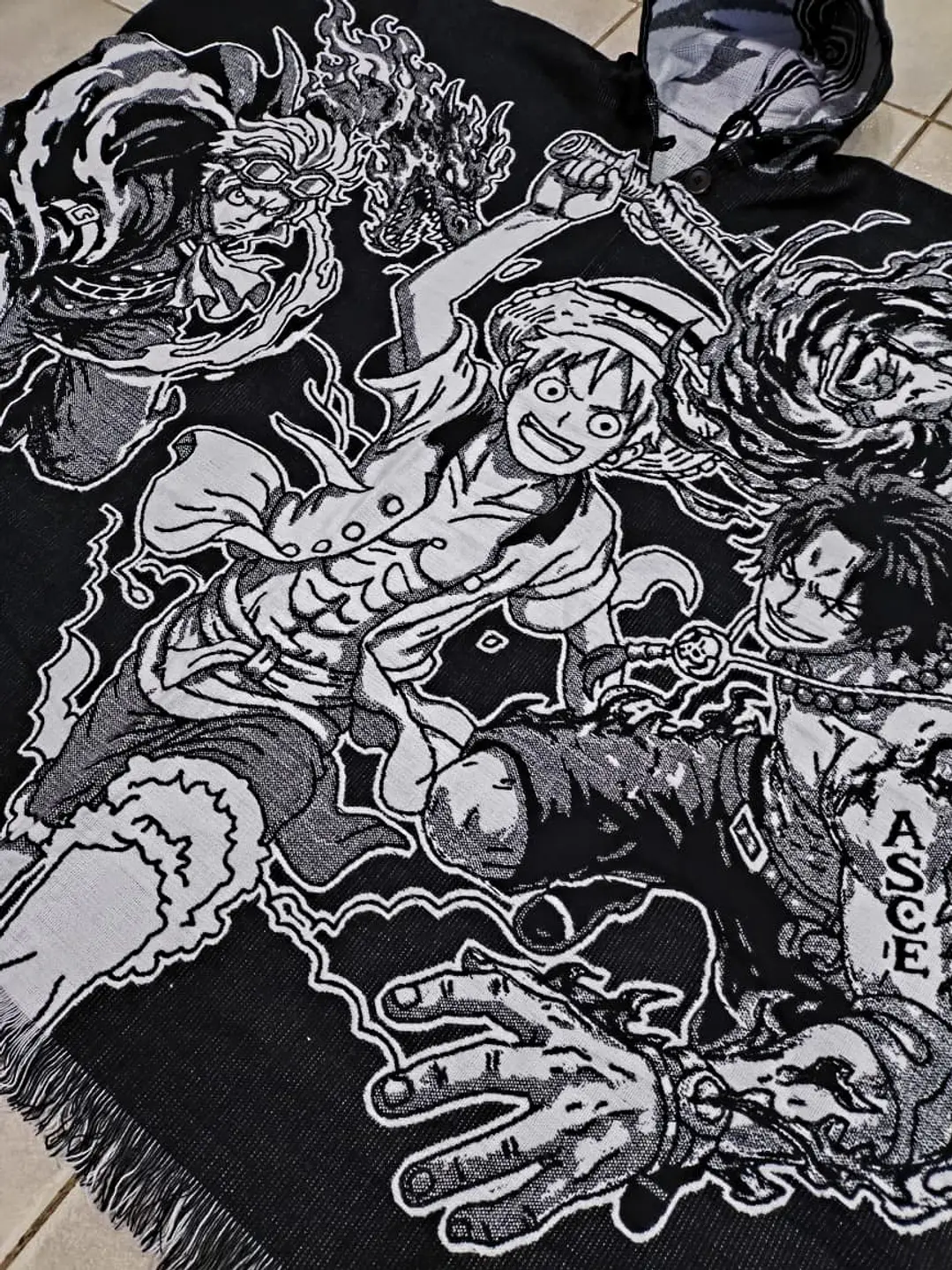 Poncho One Piece (Sabo, Luffy y Ace) negro 2