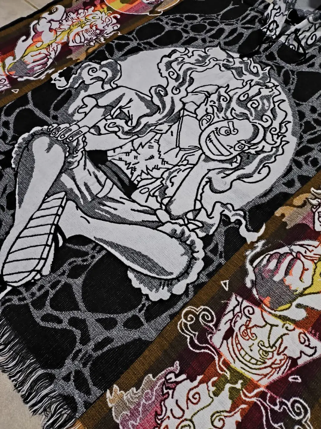 Poncho One Piece Luffy Gear 5 (Dorado) 2