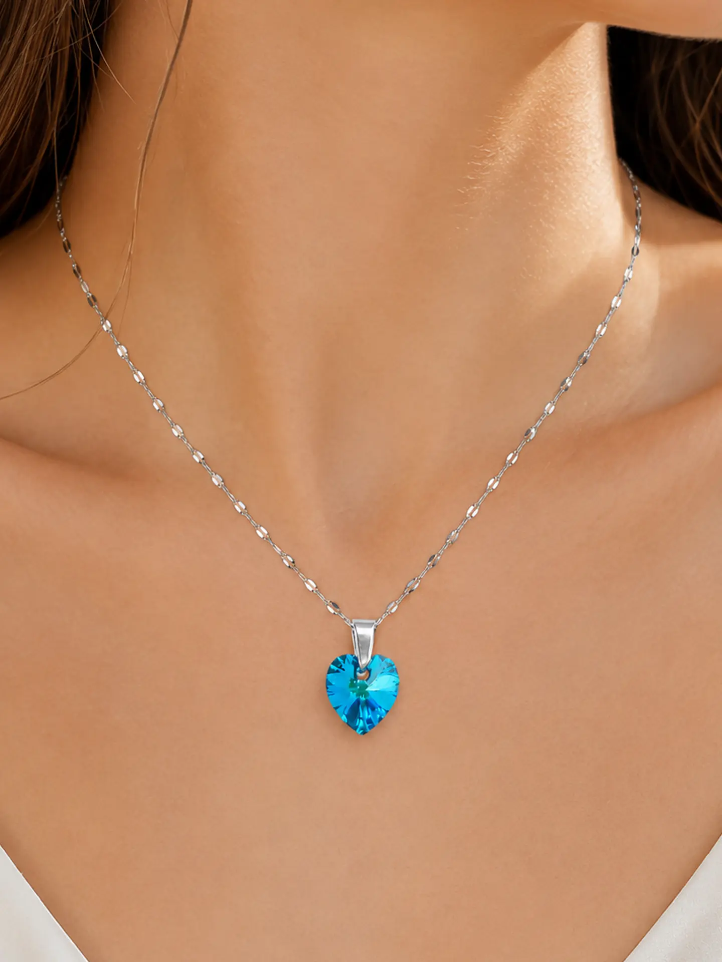 Collar Corazon Titanic de cristal Bermuda Blue enchape de oro blanco 3