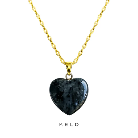 Collar Corazon Labradorita negra enchapada en oro 18K
