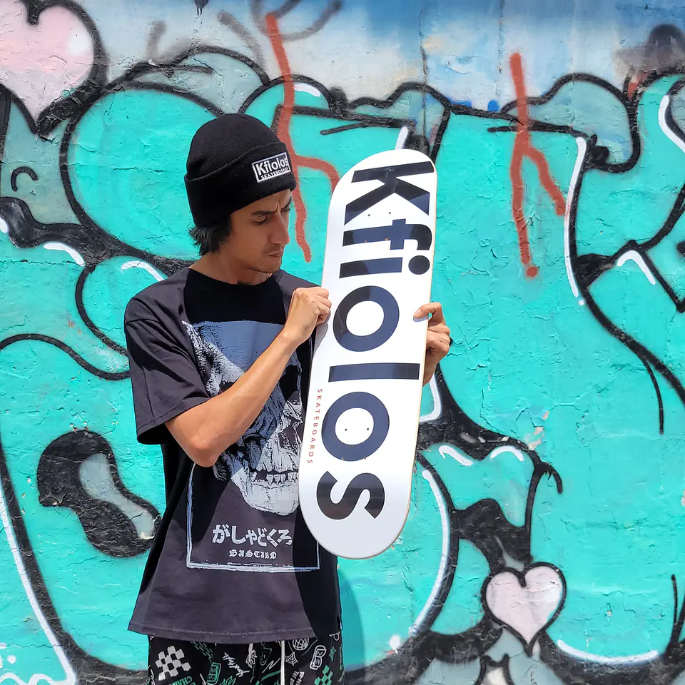 TABLA DE SKATE KFIOLOS - WHITE LOGO 8.5
