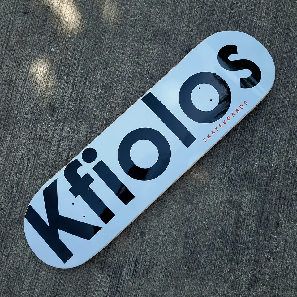 TABLA DE SKATE KFIOLOS - WHITE LOGO 8.5