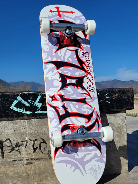 SKATE COMPLETO IN THE DARK HAKU 8,25" KFIOLOS-