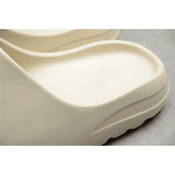 Yeezy Slide bone 4
