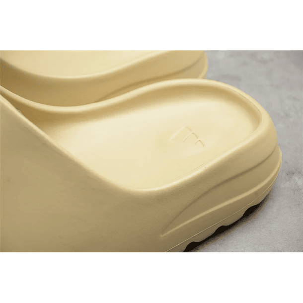Yeezy Slide crudo 4