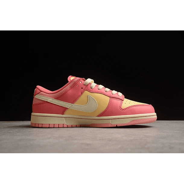 Dunk low strawberry peach 2
