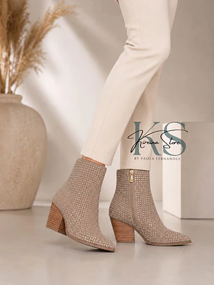 BOTÍN BEIGE FULL TACHAS