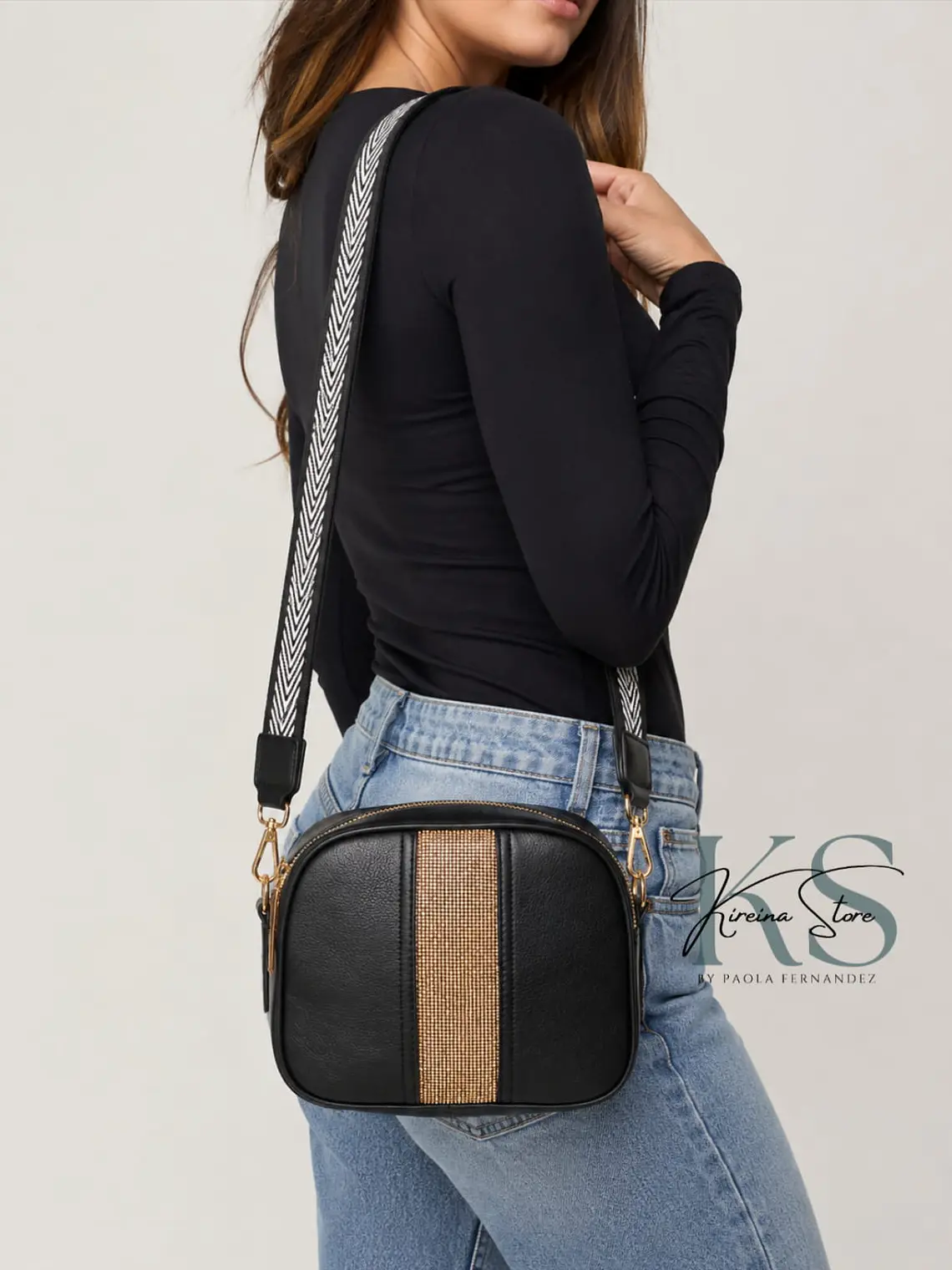 CARTERA / MOCHILA NEGRA DETALLE DORADO 1