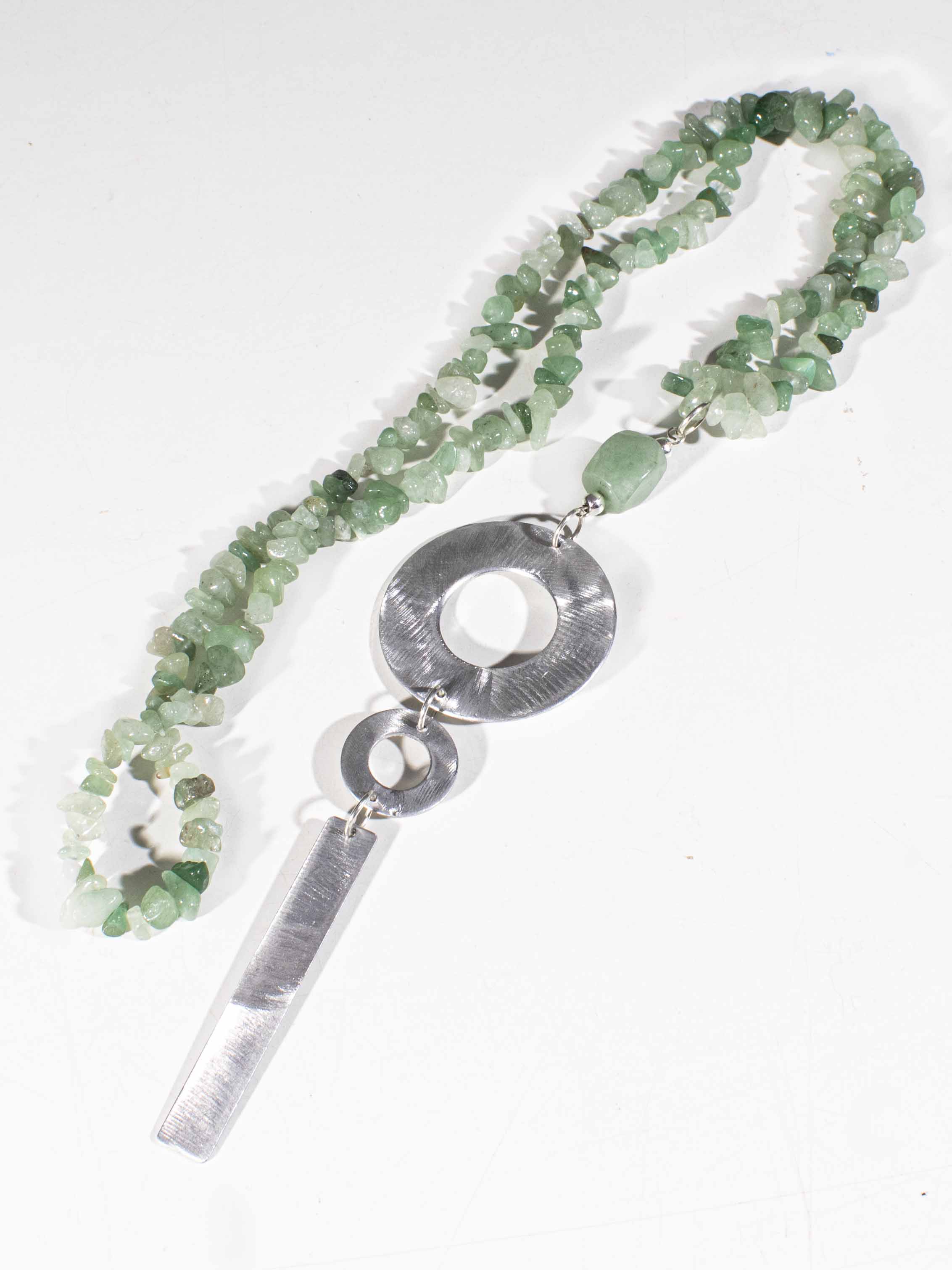 Collar Kila verde aluminio piedra