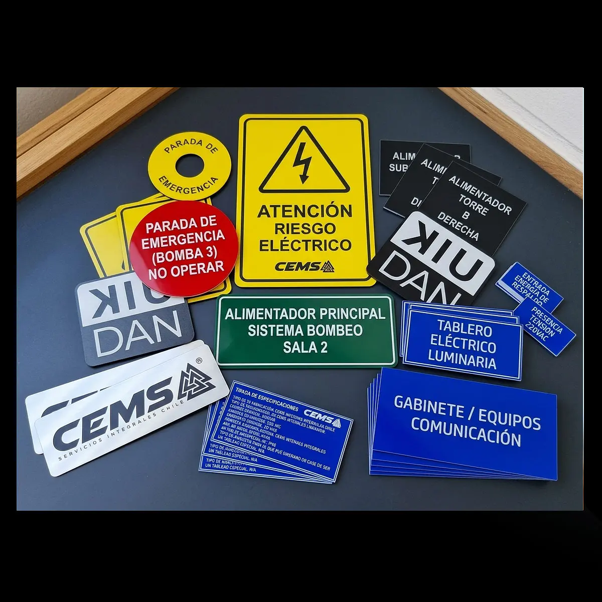 Placas Grabadas para Casco y Ropa | Kiudan Chile