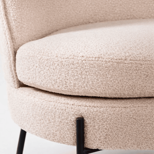 Butaca Lía Tapizada en Tela Clara con Patas Metálicas Negras 6