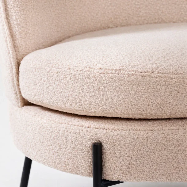 Butaca Lía Tapizada en Tela Clara con Patas Metálicas Negras 6