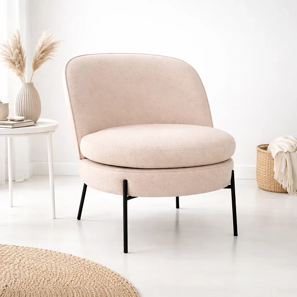 Butaca Lía Tapizada en Tela Clara con Patas Metálicas Negras 2