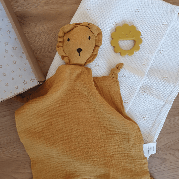 Set de regalo recién nacido CLASSIC (3 ítems: Manta tejida algodón, tuto de seguridad leoncito, mordedor) 1