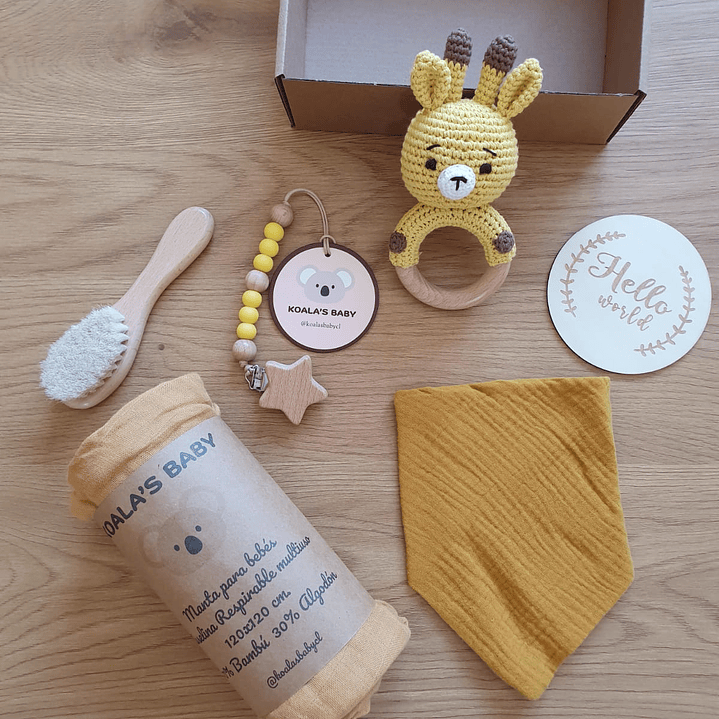 Set regalo recién nacido CLASSIC (6 ítems: manta suave 70% bambú, 30% algodón, sonajero, cuelga chupete, babero, adorno madera) 7