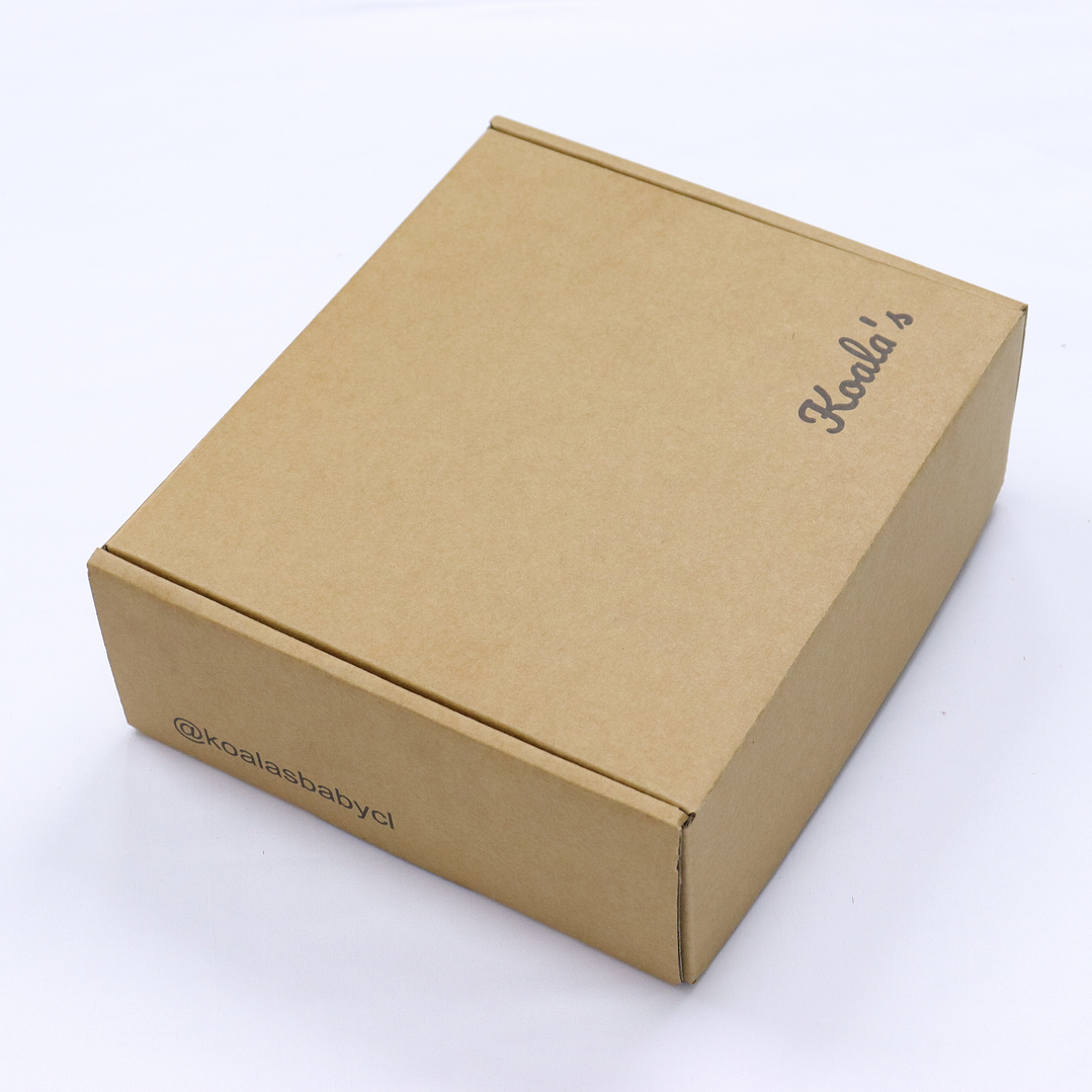 Set regalo recién nacido CLASSIC (6 ítems: manta suave 70% bambú, 30% algodón, sonajero, cuelga chupete, babero, adorno madera) 4