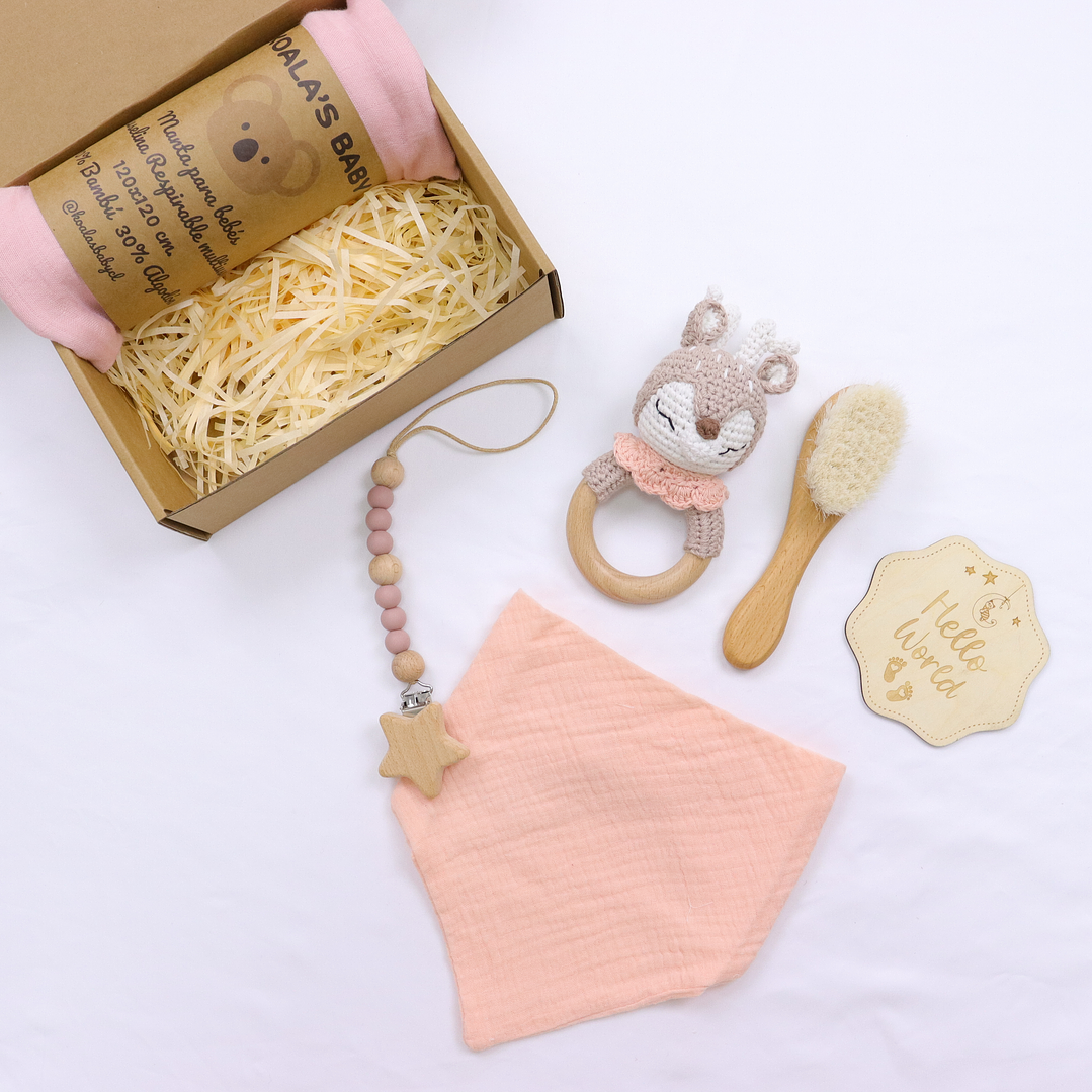 Set regalo recién nacido CLASSIC (6 ítems: manta suave 70% bambú, 30% algodón, sonajero, cuelga chupete, babero, adorno madera) 3